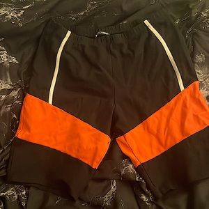 So comfy!! Stretch. Very good for hiking or even just to wear out. 🖤